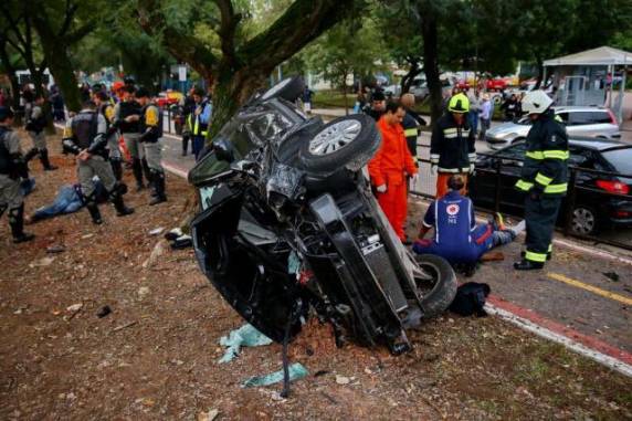 Jovem pula de carro em movimento para 

fugir de assalto, na Capital - foto 3
