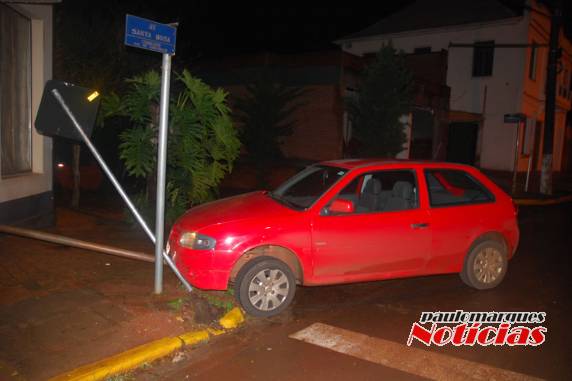 Ladrões em fuga batem veículo no centro de Três de Maio e são presos pela BM - foto 2