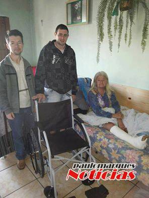 Idosa sai da cama
depois de receber uma cadeira de rodas na manhã deste sábado - foto 3