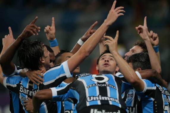 Em grandes atuações de Luan e Giuliano, Tricolor sobe para a vice-liderança