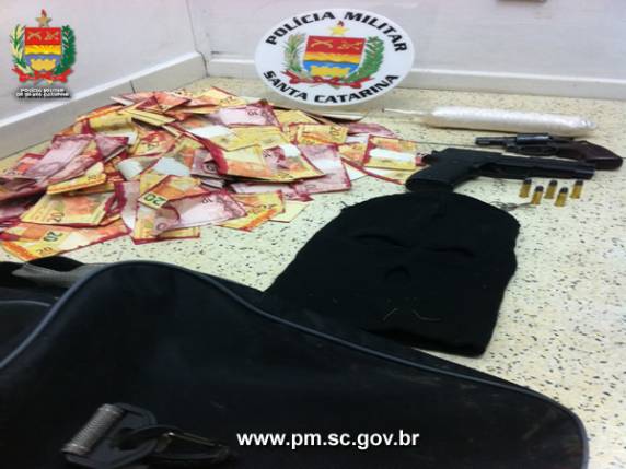 PM prende assaltantes que explodiram caixa eletrônico em Rio Negrinho - foto 2