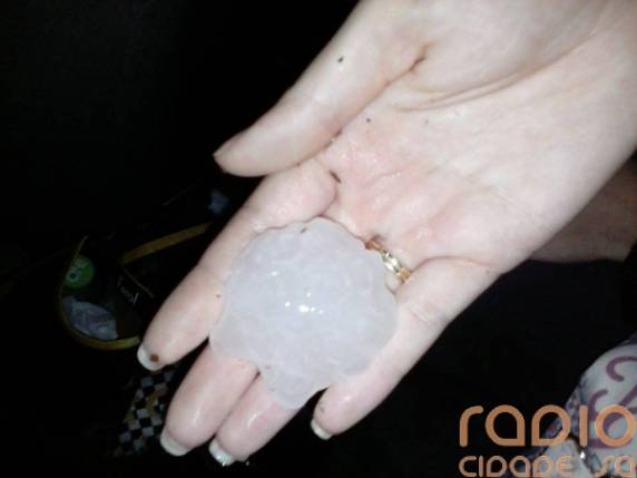 Queda de granizo atinge Santo Ângelo
causando prejuízos aos moradores de vários bairros - foto 5