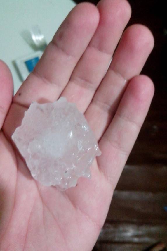 Queda de granizo atinge Santo Ângelo
causando prejuízos aos moradores de vários bairros - foto 2