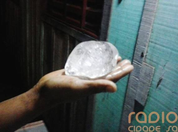 Queda de granizo atinge Santo Ângelo
causando prejuízos aos moradores de vários bairros - foto 3