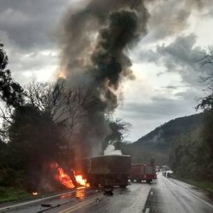 Caminhão bate em carro e pega fogo na
BR-158 em Santa Maria; Uma pessoa morreu depois da colisão - foto 2