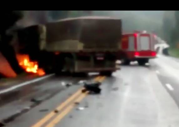Caminhão bate em carro e pega fogo na
BR-158 em Santa Maria; Uma pessoa morreu depois da colisão - foto 4