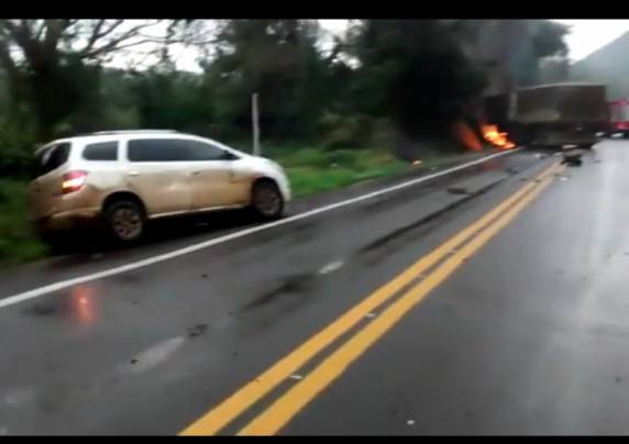Caminhão bate em carro e pega fogo na
BR-158 em Santa Maria; Uma pessoa morreu depois da colisão - foto 3