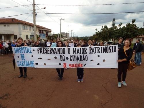 Apesar da chuva mobilização em prol do HCC
foi realizada na tarde desta segunda-feira, em Crissiumal - foto 4