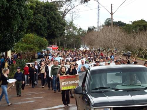Apesar da chuva mobilização em prol do HCC
foi realizada na tarde desta segunda-feira, em Crissiumal - foto 7