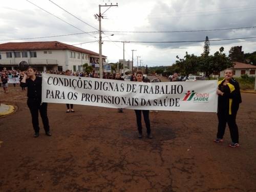 Apesar da chuva mobilização em prol do HCC
foi realizada na tarde desta segunda-feira, em Crissiumal - foto 2