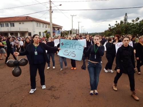 Apesar da chuva mobilização em prol do HCC
foi realizada na tarde desta segunda-feira, em Crissiumal - foto 5