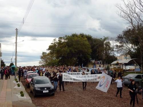 Apesar da chuva mobilização em prol do HCC
foi realizada na tarde desta segunda-feira, em Crissiumal - foto 6