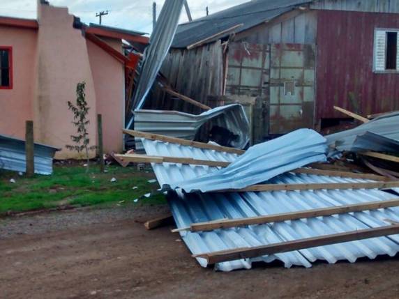 Estrutura de ferro que cobria depósito atingiu pelo menos três casas