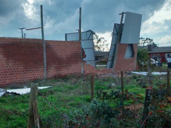 Vento forte causa danos em pavilhão e residências de
Vacaria; veja fotos - foto 2
