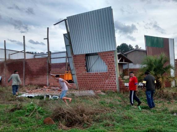Vento forte causa danos em pavilhão e residências de
Vacaria; veja fotos - foto 5