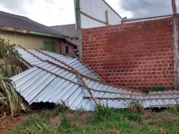 Vento forte causa danos em pavilhão e residências de
Vacaria; veja fotos - foto 4
