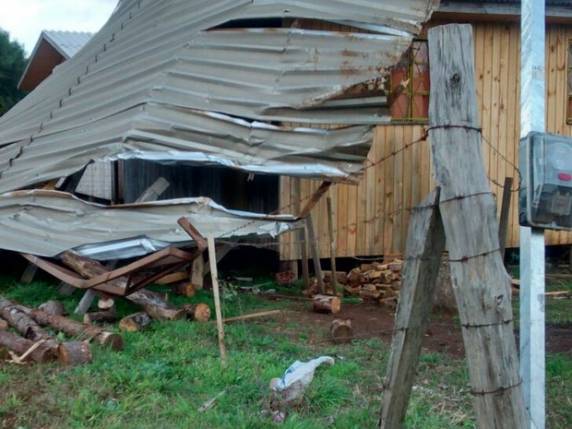 Vento forte causa danos em pavilhão e residências de
Vacaria; veja fotos - foto 3