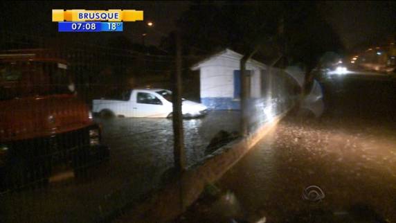 Oeste e Serra de SC registram alagamentos e destelhamentos - foto 3