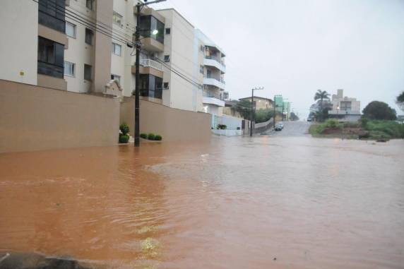 Chuva causa estragos e dia é de alerta para temporais e granizo em SC - foto 2