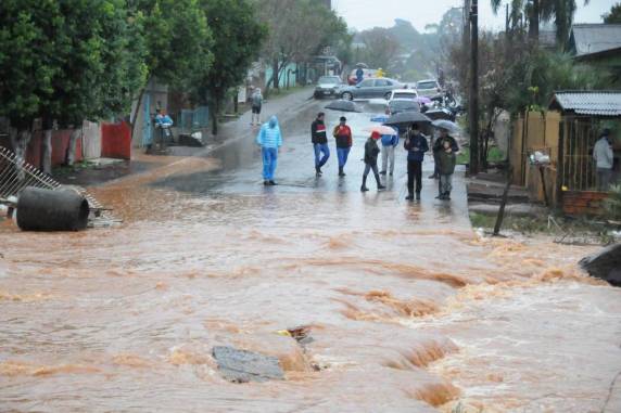 Chuva causa estragos e dia é de alerta para temporais e granizo em SC - foto 3
