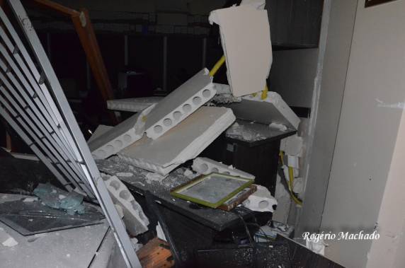 Depois de uma colisão veículo invade escritório no centro de Sarandi - foto 4
