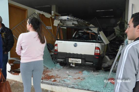 Depois de uma colisão veículo invade escritório no centro de Sarandi - foto 2