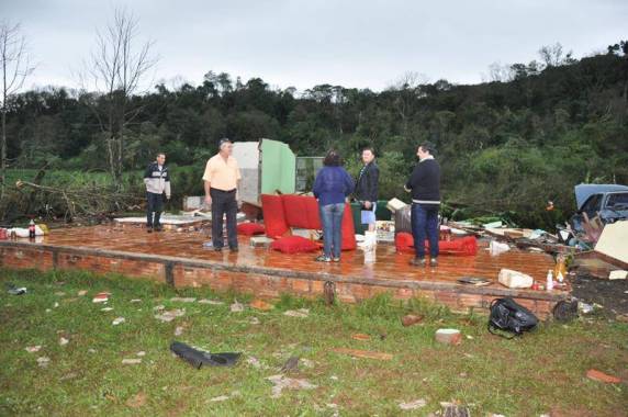 Temporal destrói casas e deixa feridos em Francisco Beltrão
