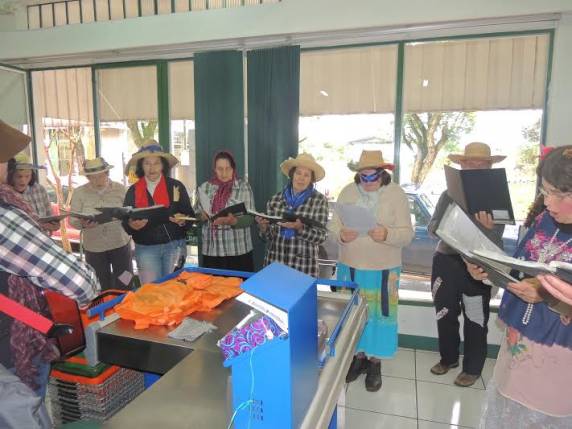 Grupo Coral
Flor da Idade se apresenta na comunidade inhacorense - foto 3