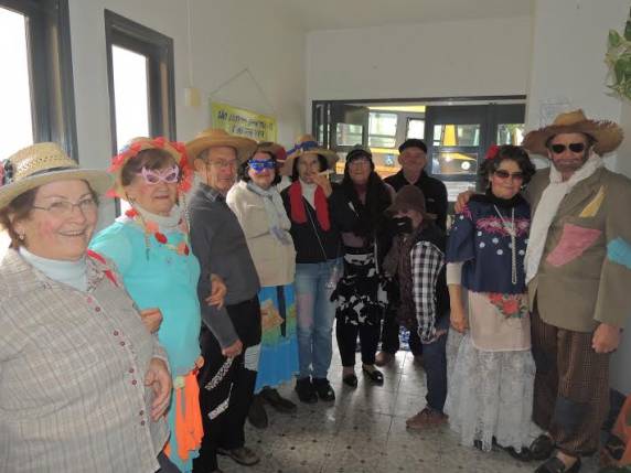 Grupo Coral
Flor da Idade se apresenta na comunidade inhacorense - foto 4