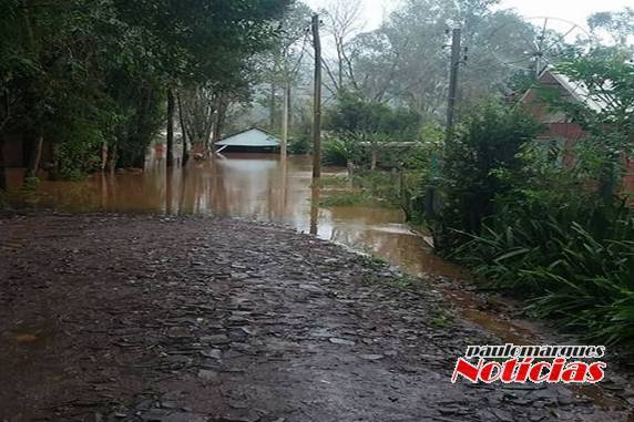 Algumas casas já foram 

alagadas