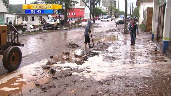 Moradores fazem limpeza de casas e lojas após chuvas no Oeste de SC - foto 2