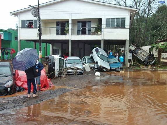Moradores fazem limpeza de casas e lojas após chuvas no Oeste de SC - foto 3