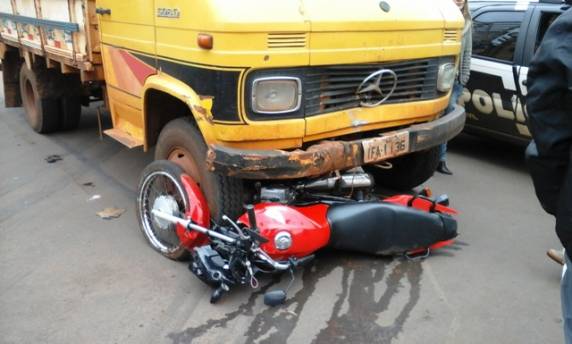 Caminhão sem freios bate e arrasta moto por mais de 10 metros em Ijuí - foto 3
