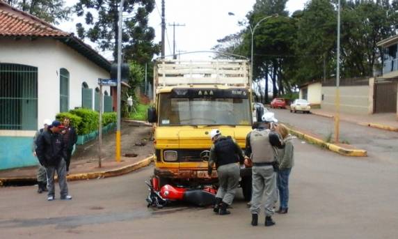 Caminhão sem freios bate e arrasta moto por mais de 10 metros em Ijuí - foto 2