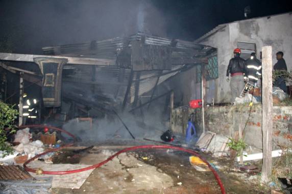 Bombeiros combatem incêndio em Santiago - foto 2