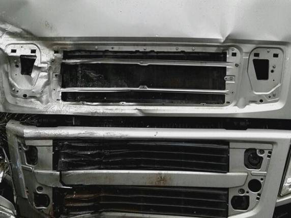 Carro parte ao meio após colisão em SC e motorista sai ileso; veja fotos - foto 3