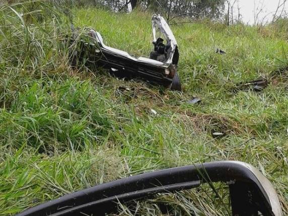 Carro parte ao meio após colisão em SC e motorista sai ileso; veja fotos - foto 2