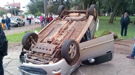 Motorista perde controle sobe na calçada e capota veículo em Santo Ângelo - foto 2