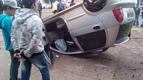 Motorista perde controle sobe na calçada e capota veículo em Santo Ângelo - foto 3