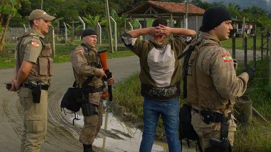Polícia Militar prende pelo menos 18 pessoas por furto de 

energia em Itapema - foto 3