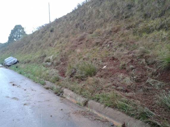 Motorista sai ileso depois de uma saída de pista com automóvel na BR-285 - foto 5