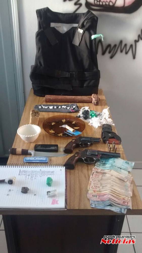 Polícia Civil de Três de Maio prende três pessoas e apreende armas e
drogas - foto 2