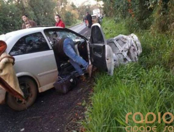 Motorista fica gravemente ferido em colisão de automóvel e ônibus na 

ERS-344 - foto 2