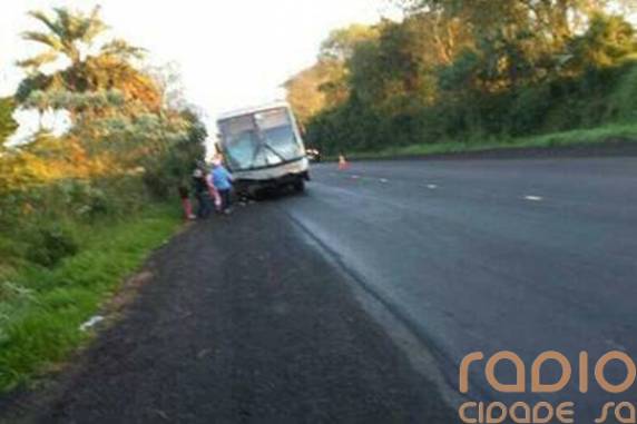 Motorista fica gravemente ferido em colisão de automóvel e ônibus na 

ERS-344 - foto 4