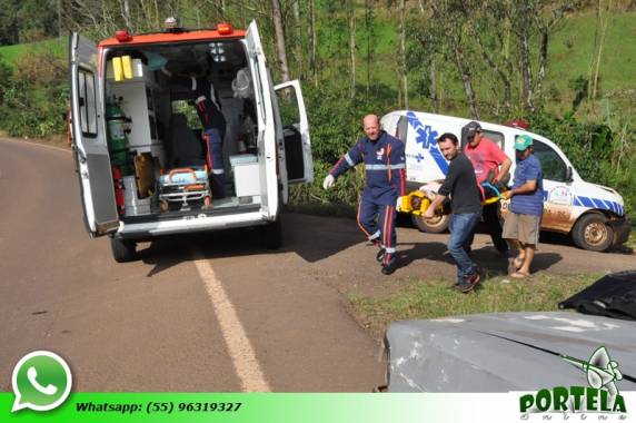 Acidente entre ambulância
de Redentora e uma caminhonete na RSC-472 em Palmitinho - foto 5