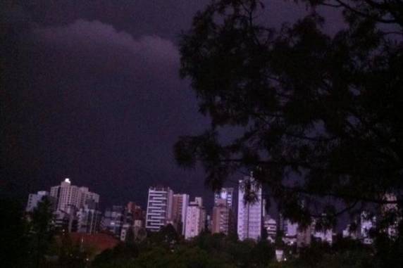 Forte temporal atinge a Região Metropolitana na madrugada deste domingo