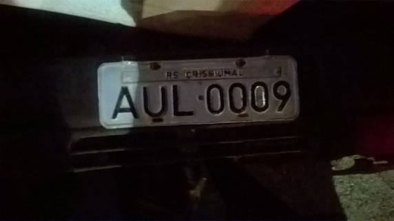 Motorista se envolve em acidente e foge, mas esquece o parachoque com a placa de Crissiumal - foto 2