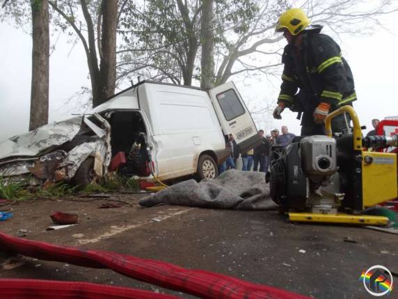 Colisão frontal deixa duas pessoas presas nas ferragens em Descanso - foto 4