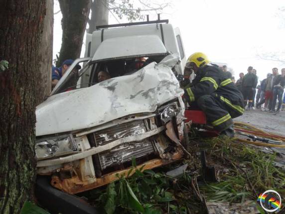 Colisão frontal deixa duas pessoas presas nas ferragens em Descanso - foto 3