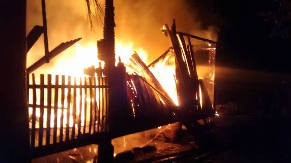 Incêndio consome uma casa no Morretes em Itapema - foto 2